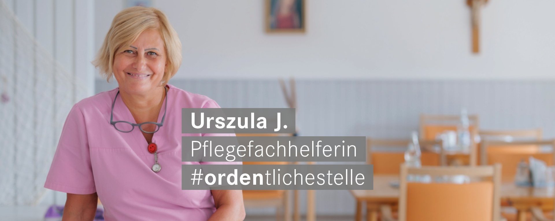 Pflegefachhelferin mi blonden Haaren laechelt freundlich in die Kamera